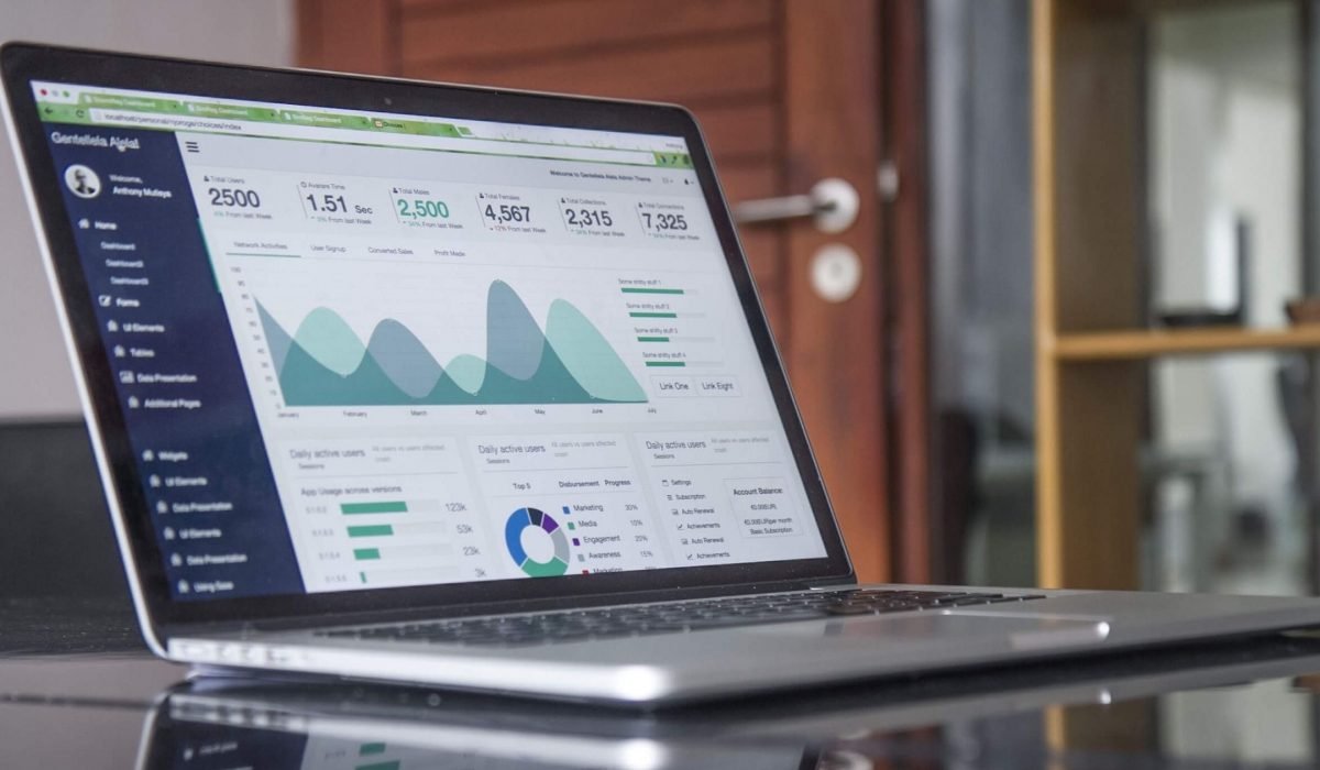 image of laptop with analytics - used as cover photo for blog- seo trends in 2022 to drive traffic